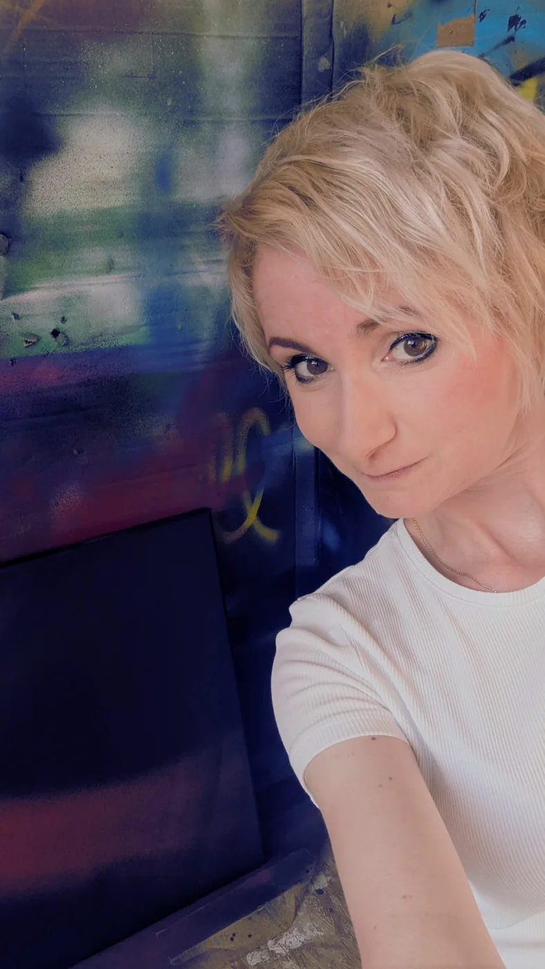 Nadine Siebert vor einer farbigen Graffitiwand