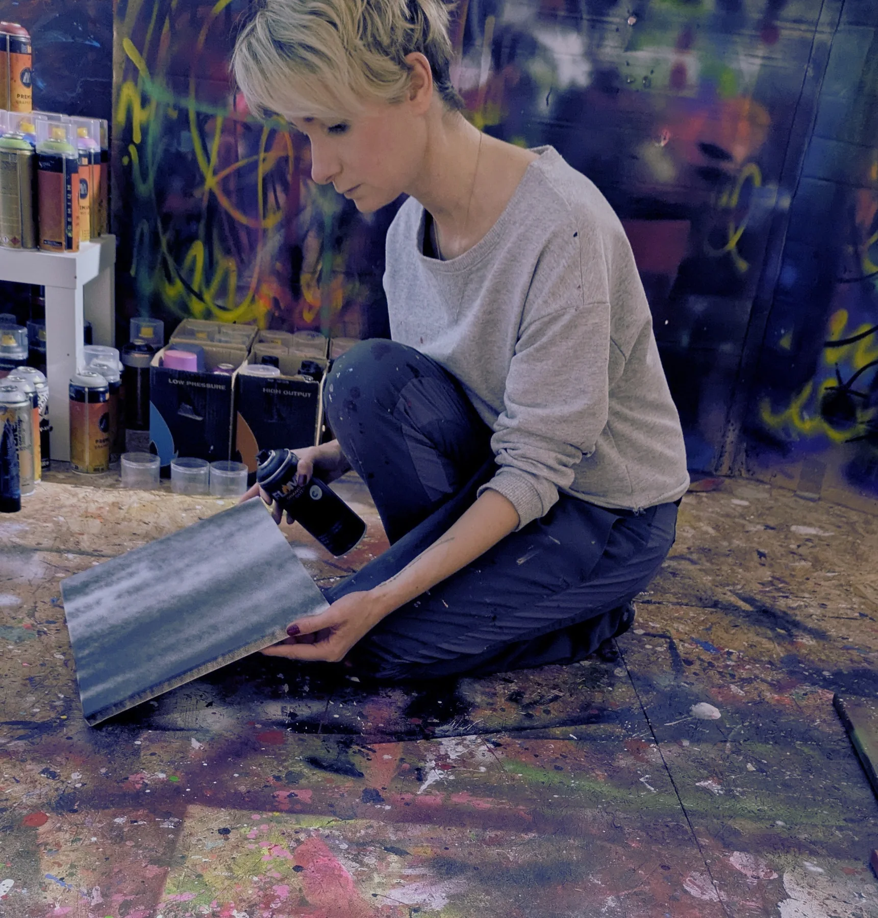 Nadine Siebert beim kreativen Arbeiten mit Sprühfarbe